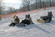 erste Versuche auf dem Snowboard (Foto: Martin Schmitz)